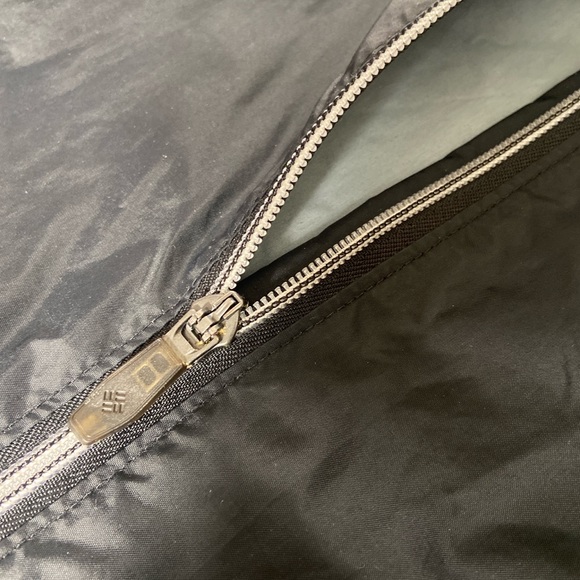 Lightweight Columbia windbreaker jacket - Picture 2 of 3